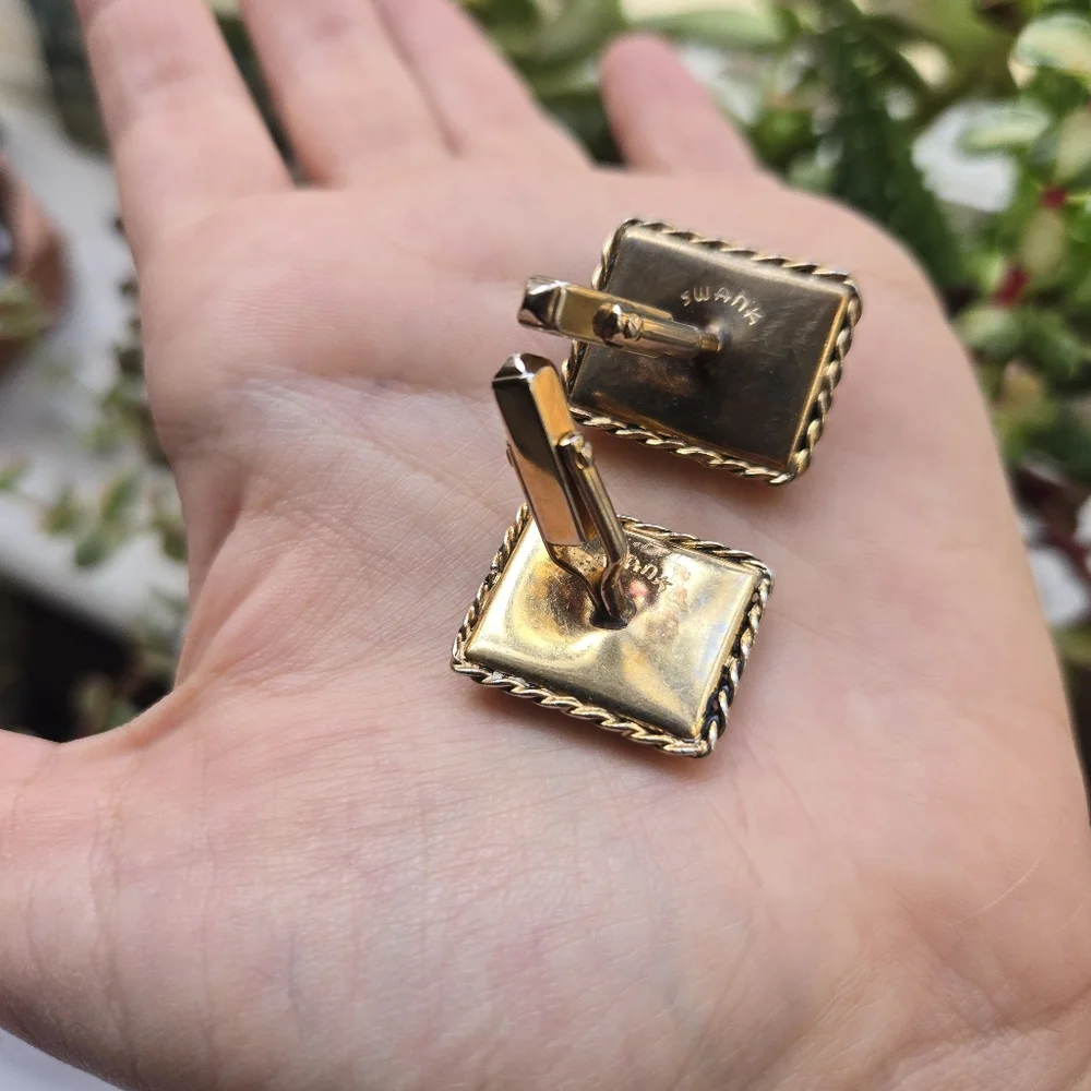 Vintage 1950s Swank Gold Rembrandt Antique Style Portrait Square Cuff Links